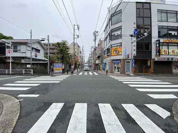 交差点を渡り直進してください